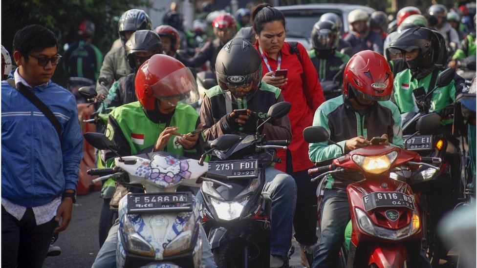 Kesibukan sopir ojek online Kesibukan sopir ojek online